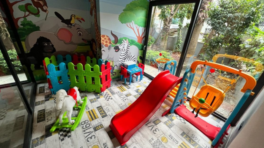 Просторная 2+1 с мебелью и бассейном в центре Аланьи — для жизни и ВНЖ