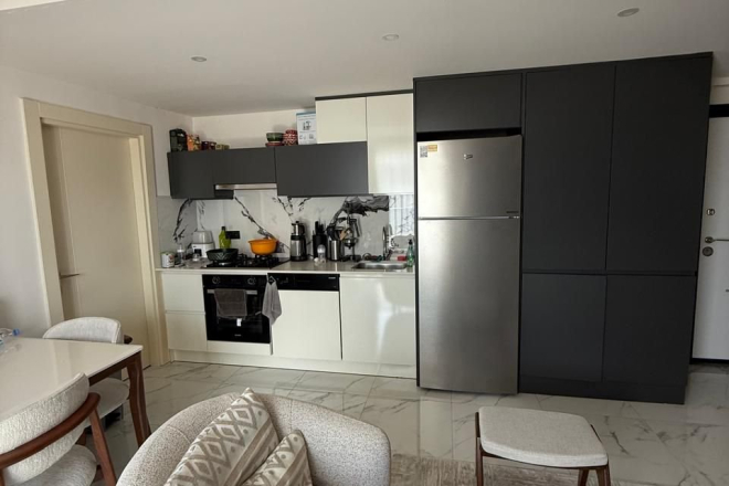 Просторная 2+1 с мебелью и бассейном в центре Аланьи — для жизни и ВНЖ