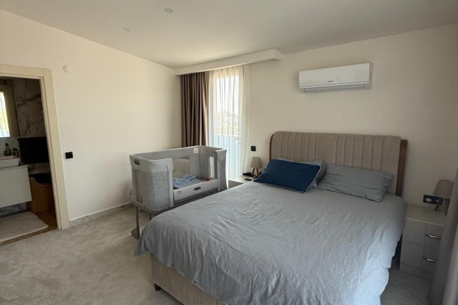 Просторная 2+1 с мебелью и бассейном в центре Аланьи — для жизни и ВНЖ