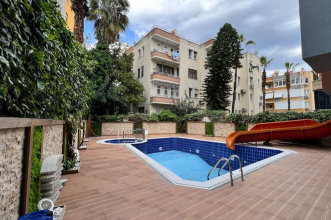 Просторная 2+1 с мебелью и бассейном в центре Аланьи — для жизни и ВНЖ