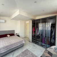 Просторная 2+1 с мебелью и бассейном в центре Аланьи — для жизни и ВНЖ