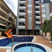 Просторная 2+1 с мебелью и бассейном в центре Аланьи — для жизни и ВНЖ