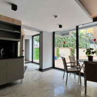 Просторная 2+1 с мебелью и бассейном в центре Аланьи — для жизни и ВНЖ