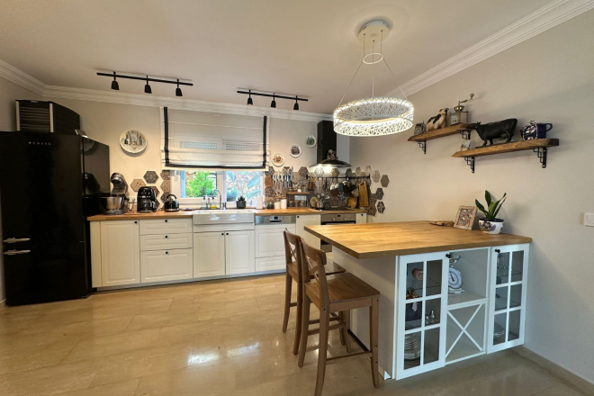 Просторная вилла 3+1 с панорамным видом на море и крепость в Тепе