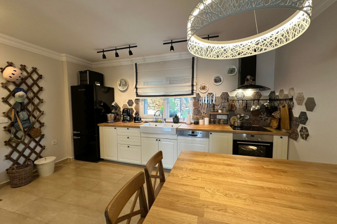 Просторная вилла 3+1 с панорамным видом на море и крепость в Тепе