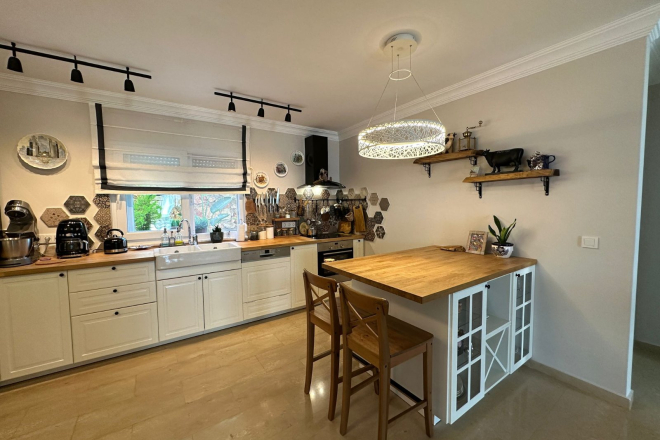 Просторная вилла 3+1 с панорамным видом на море и крепость в Тепе