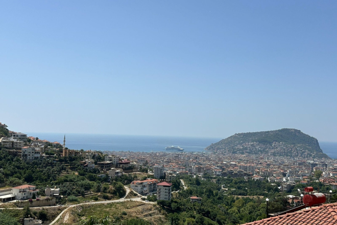 Просторная вилла 3+1 с панорамным видом на море и крепость в Тепе