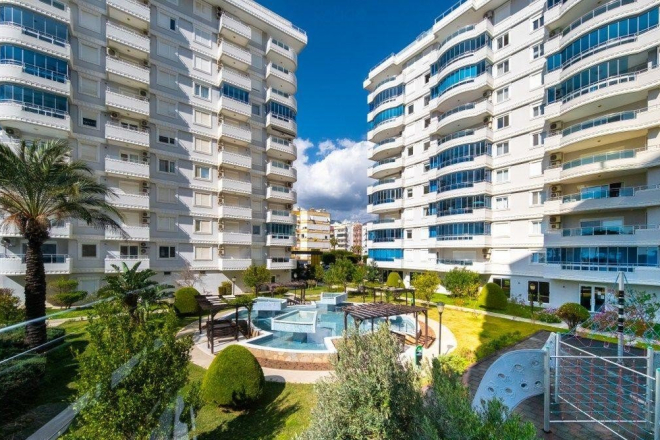 Просторная квартира 2+1 на первой линии моря в Тосмуре — готова для проживания и ВНЖ