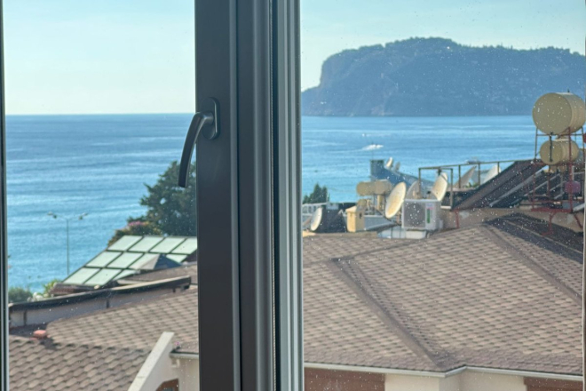 Просторная квартира 2+1 на первой линии моря в Тосмуре — готова для проживания и ВНЖ