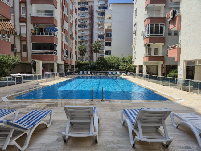 Меблированная 1+1 в Махмутларе с бассейном — 300 м до моря