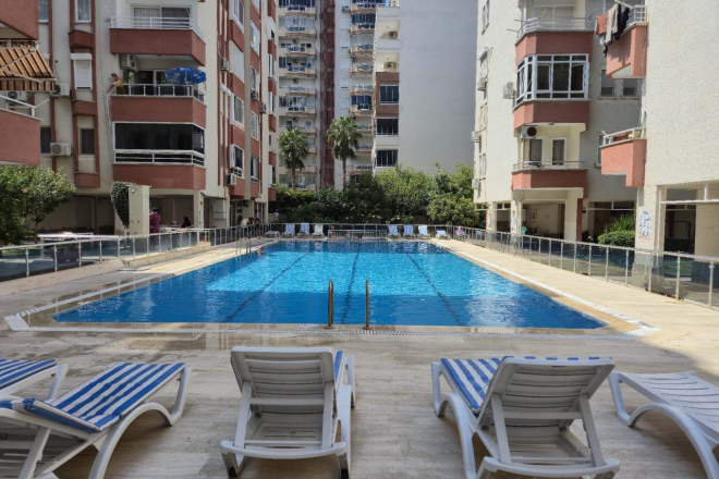 Меблированная 1+1 в Махмутларе с бассейном — 300 м до моря