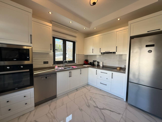 3+1 VİLLA 200 M2 MOBİLYALI 200 M2 BAHÇE KULLANIM ALANI