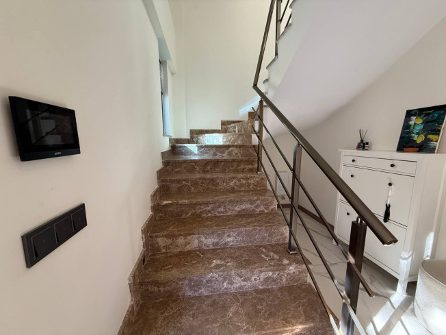 3+1 VİLLA 200 M2 MOBİLYALI 200 M2 BAHÇE KULLANIM ALANI