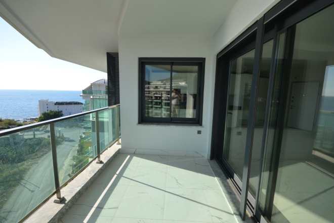 Premium 3+1 penthouse near the sea in Alanya — 200 m to the beach, hotel-style complex, citizenship eligible