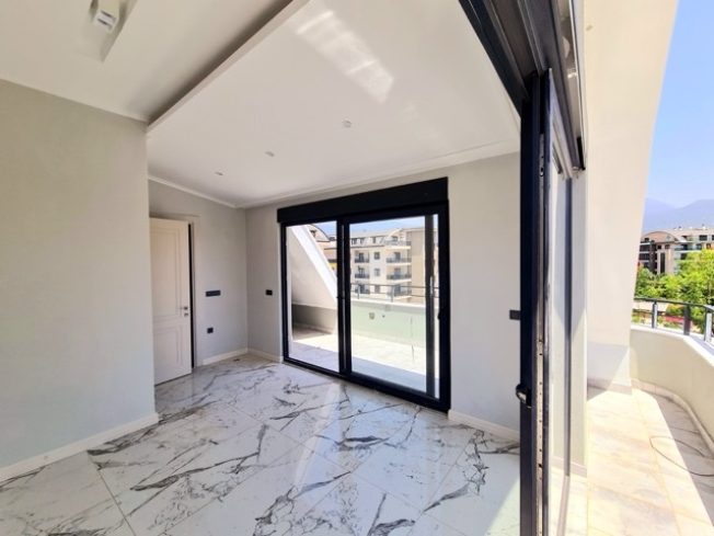 Всего за 389.000 евро мы предлагаем вам 1 квартиру 2+1 и 1 квартиру 1+1 с возможностью получения гражданства.