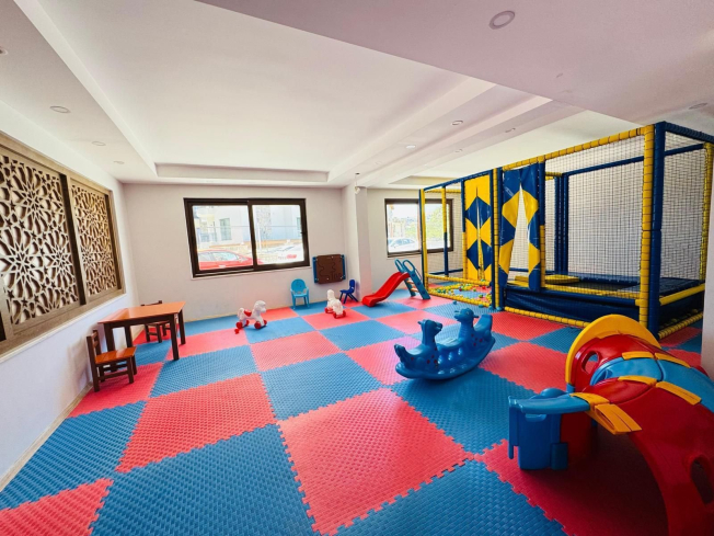 Просторная квартира 3+1 в Оба, Алания — 170 м², отдельная кухня, мебель, комплекс с инфраструктурой, подходит под ВНЖ