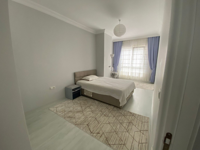 Просторная квартира с отдельной кухней в центре Алании рядом с морем