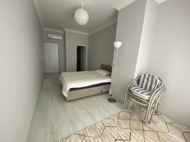 Просторная квартира с отдельной кухней в центре Алании рядом с морем