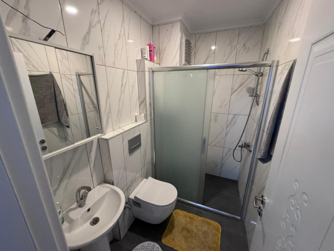 Просторная квартира с отдельной кухней в центре Алании рядом с морем