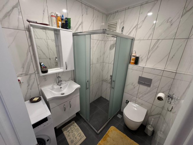 Просторная квартира с отдельной кухней в центре Алании рядом с морем