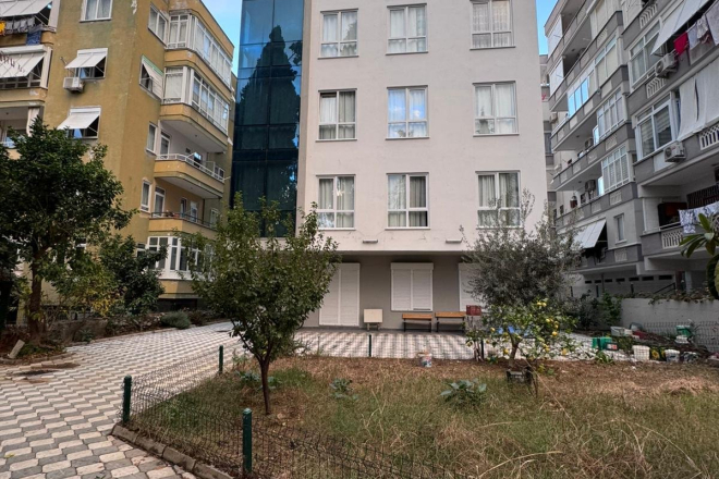 Просторная квартира с отдельной кухней в центре Алании рядом с морем