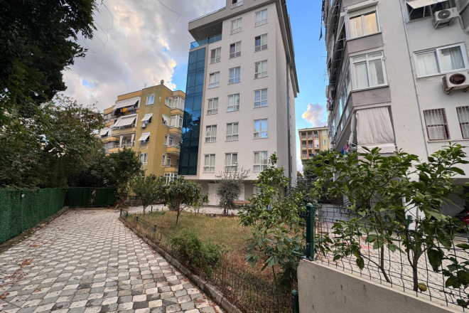 Просторная квартира с отдельной кухней в центре Алании рядом с морем