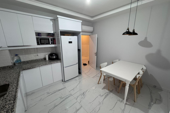 Просторная квартира с отдельной кухней в центре Алании рядом с морем