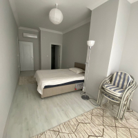 Просторная квартира с отдельной кухней в центре Алании рядом с морем