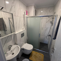 Просторная квартира с отдельной кухней в центре Алании рядом с морем