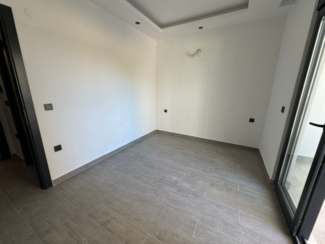 DENİZE 600 METRE 1+1 EŞYASIZ SATILIK DAİRE