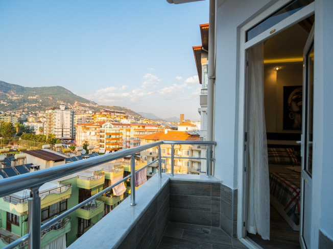 İKAMETE UYGUN DENİZE 600 METRE MESAFEDE GÜZEL EŞYALI 1+1 DAİRE