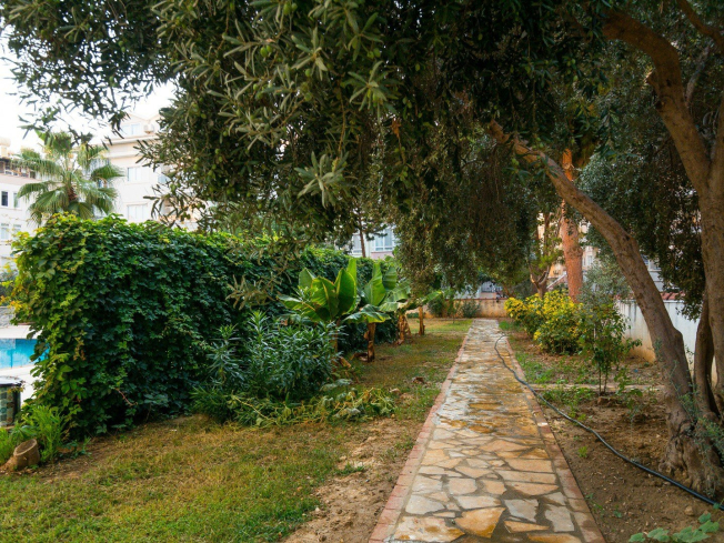 İKAMETE UYGUN DENİZE 600 METRE MESAFEDE GÜZEL EŞYALI 1+1 DAİRE
