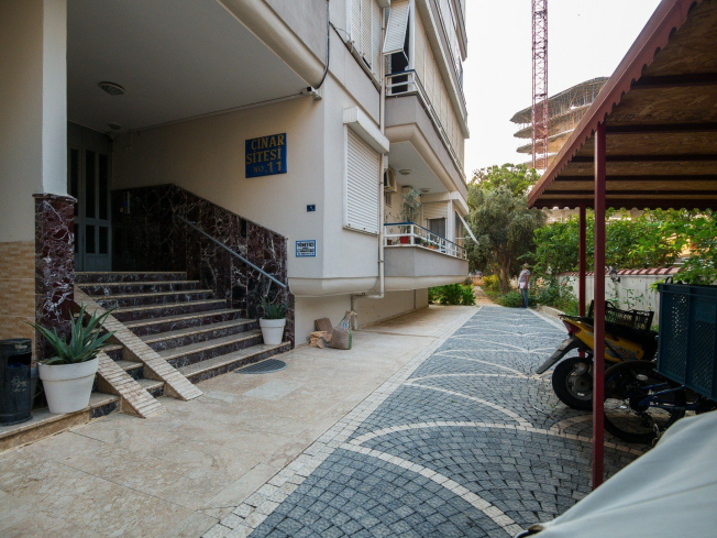 İKAMETE UYGUN DENİZE 600 METRE MESAFEDE GÜZEL EŞYALI 1+1 DAİRE