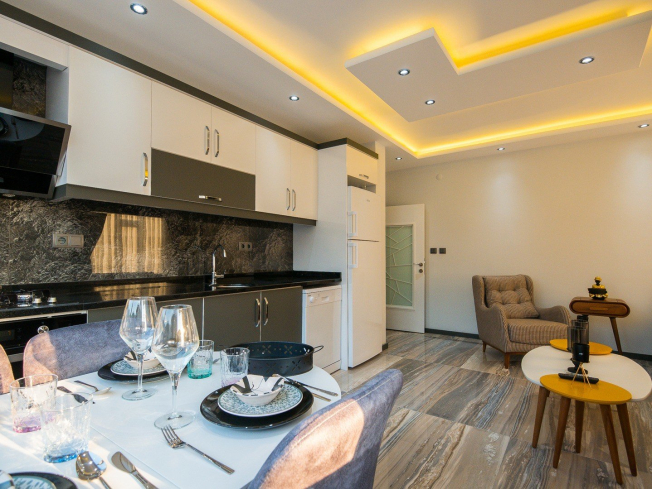 İKAMETE UYGUN DENİZE 600 METRE MESAFEDE GÜZEL EŞYALI 1+1 DAİRE