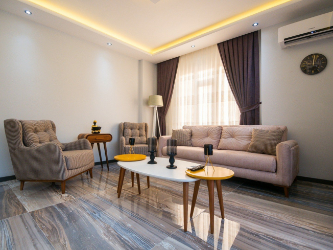 İKAMETE UYGUN DENİZE 600 METRE MESAFEDE GÜZEL EŞYALI 1+1 DAİRE