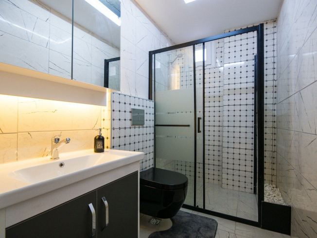 İKAMETE UYGUN DENİZE 600 METRE MESAFEDE GÜZEL EŞYALI 1+1 DAİRE