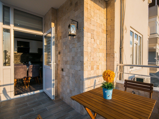 İKAMETE UYGUN DENİZE 600 METRE MESAFEDE GÜZEL EŞYALI 1+1 DAİRE