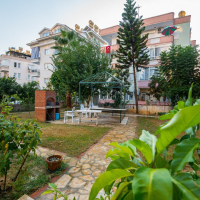 İKAMETE UYGUN DENİZE 600 METRE MESAFEDE GÜZEL EŞYALI 1+1 DAİRE