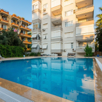 İKAMETE UYGUN DENİZE 600 METRE MESAFEDE GÜZEL EŞYALI 1+1 DAİRE
