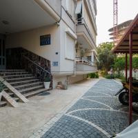 İKAMETE UYGUN DENİZE 600 METRE MESAFEDE GÜZEL EŞYALI 1+1 DAİRE