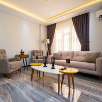 İKAMETE UYGUN DENİZE 600 METRE MESAFEDE GÜZEL EŞYALI 1+1 DAİRE