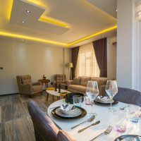 İKAMETE UYGUN DENİZE 600 METRE MESAFEDE GÜZEL EŞYALI 1+1 DAİRE