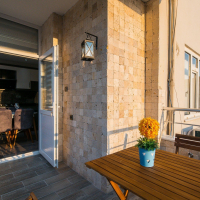 İKAMETE UYGUN DENİZE 600 METRE MESAFEDE GÜZEL EŞYALI 1+1 DAİRE