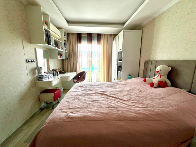 İKAMETE UYGUN 3+1 AYRI MUTFAK  EŞYALI MERKEZİ KONUMDA SATILIK DAİRE