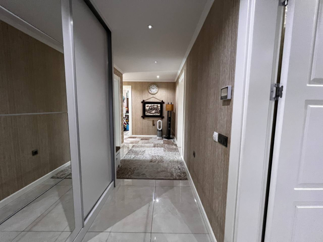 İKAMETE UYGUN 3+1 AYRI MUTFAK  EŞYALI MERKEZİ KONUMDA SATILIK DAİRE