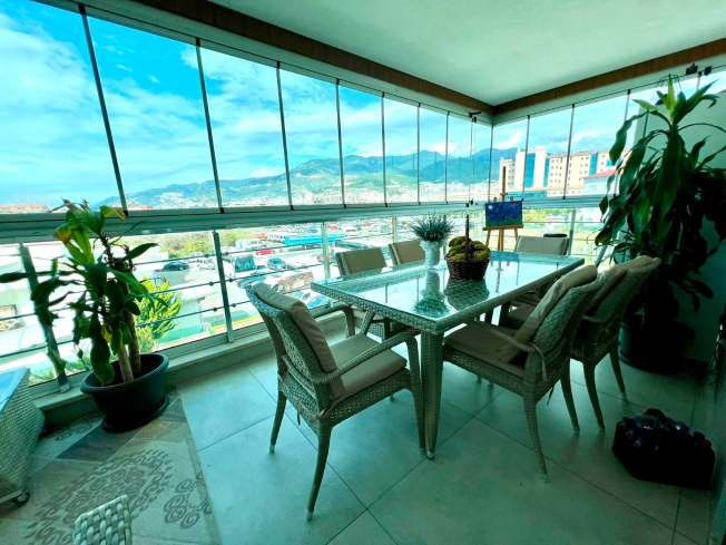 İKAMETE UYGUN 3+1 AYRI MUTFAK  EŞYALI MERKEZİ KONUMDA SATILIK DAİRE