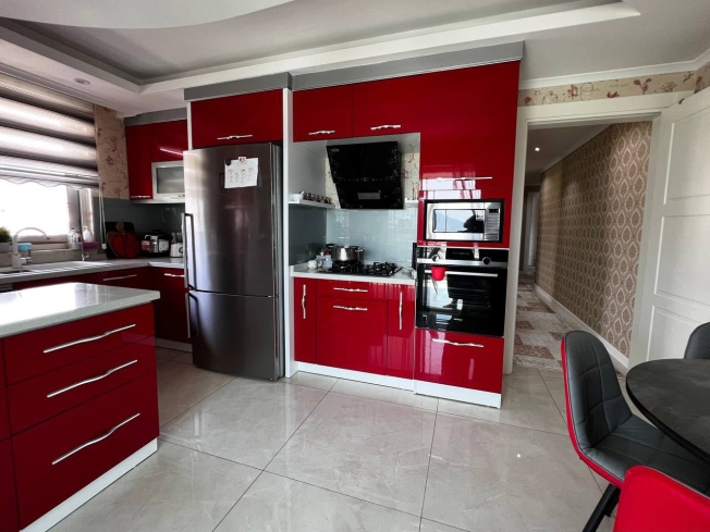 İKAMETE UYGUN 3+1 AYRI MUTFAK  EŞYALI MERKEZİ KONUMDA SATILIK DAİRE