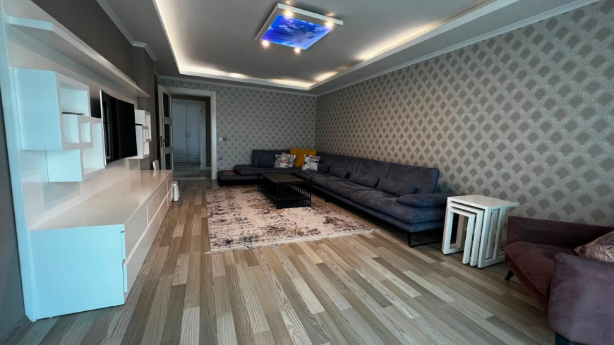 İKAMETE UYGUN 3+1 AYRI MUTFAK  EŞYALI MERKEZİ KONUMDA SATILIK DAİRE