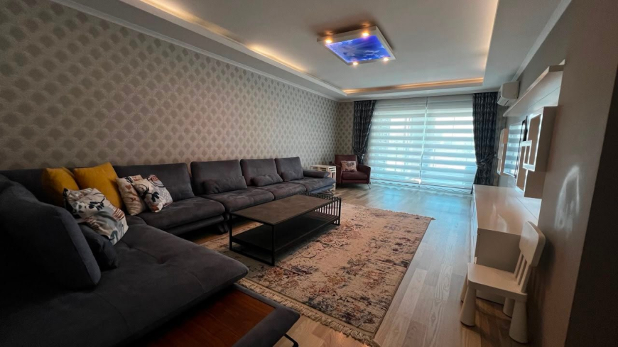 İKAMETE UYGUN 3+1 AYRI MUTFAK  EŞYALI MERKEZİ KONUMDA SATILIK DAİRE