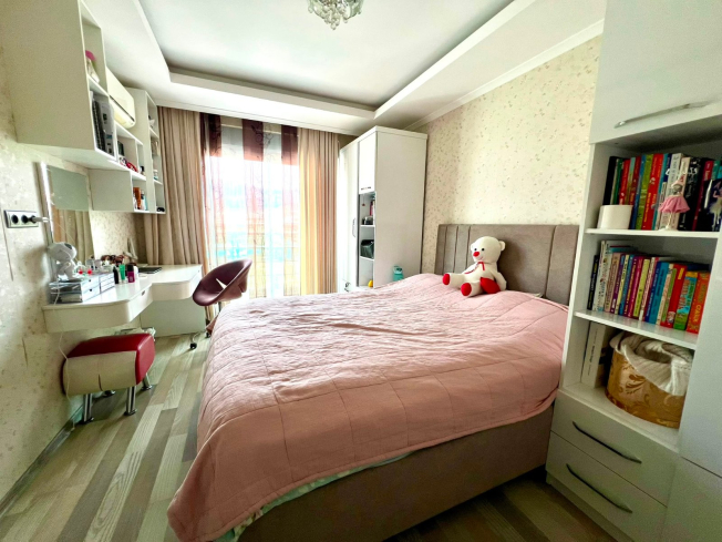 İKAMETE UYGUN 3+1 AYRI MUTFAK  EŞYALI MERKEZİ KONUMDA SATILIK DAİRE